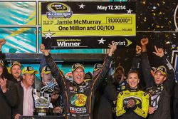 Vencedor da corrida Jamie McMurray, Ganassi Racing Chevrolet celebra