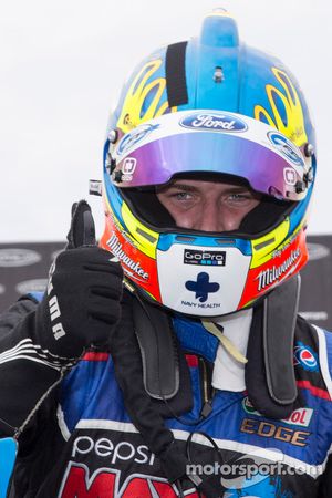 Racewinnaar Chaz Mostert, Ford Performance Racing, viert feest