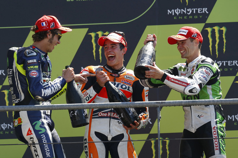 Podio: 1º Marc Márquez, 2º Valentino Rossi, 3º Álvaro Bautista