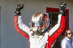 Vencedor da corrida Simon Dolan celebra