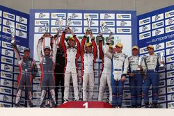 Pódio: vencedores Simon Dolan, Harry Tincknell, Filipe Albuquerque, segundo lugar Jan Charouz, Vince