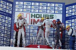 Podio: vincitori Simon Dolan, Harry Tincknell, Filipe Albuquerque, secondo posto Jan Charouz, Vincen