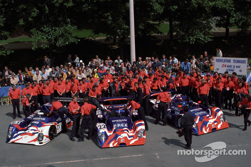 1999 #21 Courage C 52 Nissan, #22 Nissan R391