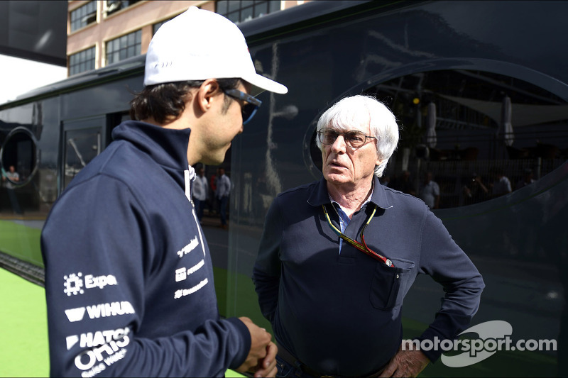 (Esquerda para direita): Felipe Massa, Williams, com Bernie Ecclestone