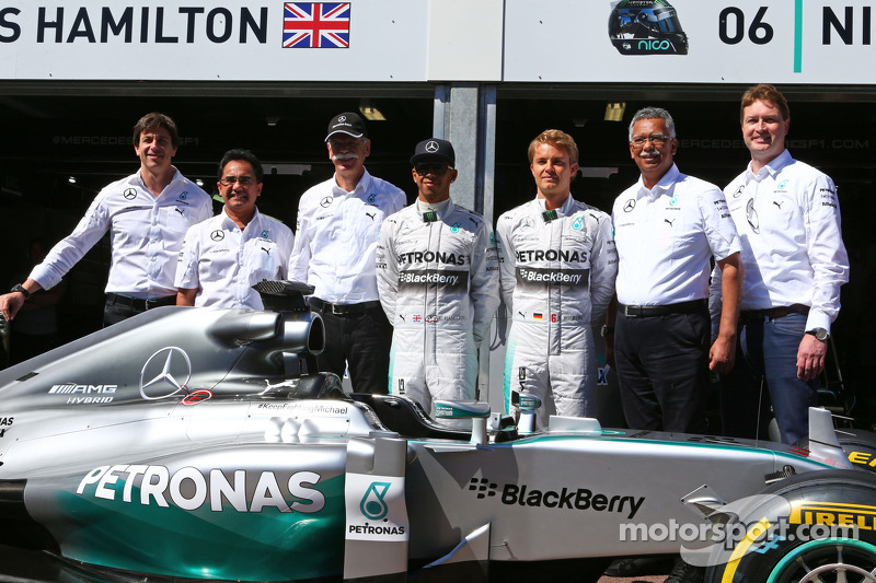 Mercedes AMG F1, Lewis Hamilton y Nico Rosberg, Mercedes AMG F1 con Toto Wolff, el Dr. Dieter Zetsch