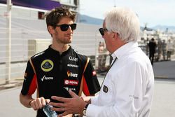 Romain Grosjean, Lotus F1 Team con Charlie Whiting, delegado de la FIA