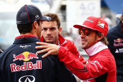 Daniel Ricciardo, Red Bull Racing y Fernando Alonso, Ferrari en el desfile de pilotos