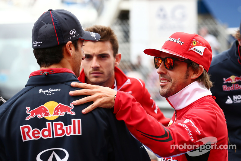 (L to R): Daniel Ricciardo, Red Bull Racing and Fernando Alonso, Ferrari on the drivers parade