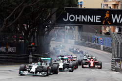 Nico Rosberg, Mercedes AMG F1 W05 leads at the start of the race
