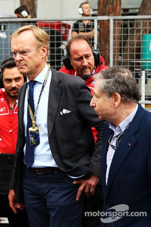 Ari Vatanen et Jean Todt sur la grille de départ