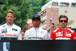 Jenson Button, Lewis Hamilton et Fernando Alonso rendent hommage à Sir Jack Brabham sur la grille