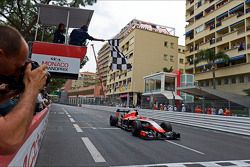 Jules Bianchi del Marussia F1 recibe la bandera a cuadros al final de la carrera para apuntarse los primeros puntos del equipo en F1.