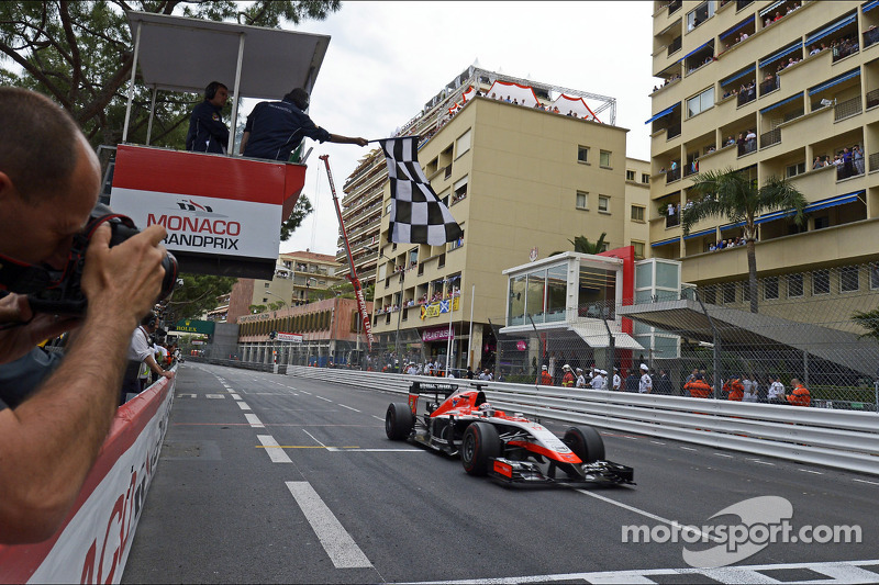Jules Bianchi, Marussia F1 Takımı MR03 damalı bayrağı görüyor ve ilk F1 puanlarını kazanıyor