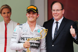 Vainqueur: Nico Rosberg, Mercedes AMG F1 heureux sur le podium avec le Prince Albert II de Monaco