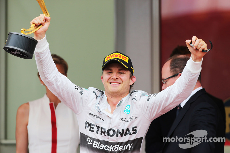 Ganador de la carrera Nico Rosberg, Mercedes AMG F1 que se celebra en el podio