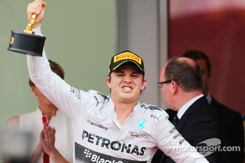 Yarış galibi Nico Rosberg, Mercedes AMG F1 podyumda kutlama yapıyor
