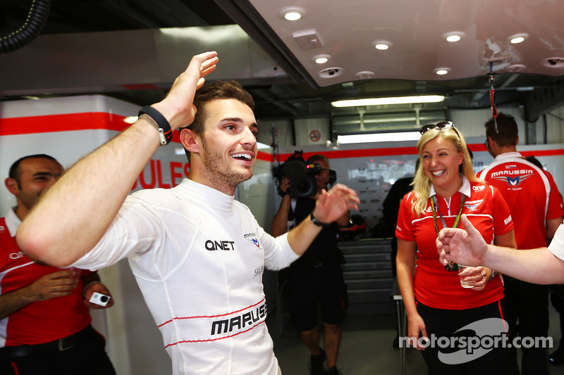 Jules Bianchi, Marussia F1 Takımı ve takımı ilk puanların kutlamasını yapıyor