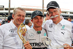 Race winner Nico Rosberg, Mercedes AMG F1 W05 celebrates with Dr. Dieter Zetsche, Daimler AG CEO (Right)