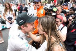 Vencedor da corrida Nico Rosberg, Mercedes AMG F1 celebra com sua namorada Vivian Sibold, no pódio