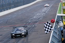 #19 PIXUM Team Schubert BMW Z4 GT3: Dominik Baumann, Claudia Hurtgen takes the win