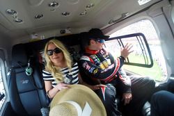 Kurt Busch de um helicóptero antes do desembarque no Charlotte Motor Speedway