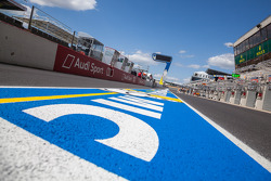El logo de Michelin en los pits