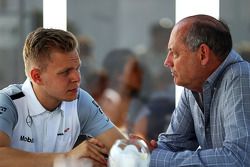 Kevin Magnussen, McLaren, junto a Ron Dennis, Presidente Ejecutivo de McLaren