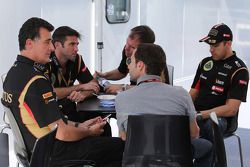 Federico Gastaldi, Lotus F1, Stellvertretender Teamchef; Matthew Carter, Lotus F1, Geschäftsführer; Alan Permane, Lotus F1, Chefingenieur; Nicolas Todt, Fahrermanager; Pastor Maldonado, Lotus F1 Team