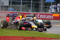 Daniel Ricciardo, Red Bull Racing overtakes Sergio Perez, Sahara Force India 08