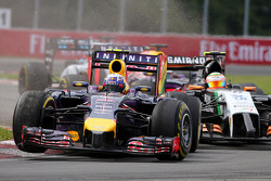 Daniel Ricciardo, Red Bull Racing overtakes Sergio Perez, Sahara Force India 08