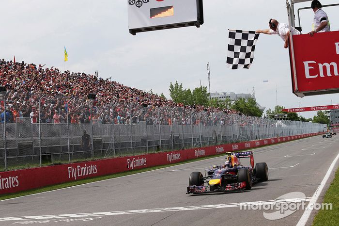 El ganador de la carrera Daniel Ricciardo, Red Bull Racing RB10 toma la bandera a cuadros al final de la carrera
