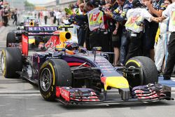 Ganador Daniel Ricciardo, Red Bull Racing RB10 en parc ferme