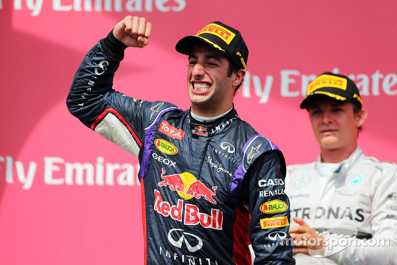 Yarış galibi Daniel Ricciardo, Red Bull Racing podyumda kutlama yapıyor