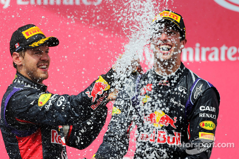 Yarış galibi Daniel Ricciardo, Red Bull Racing kutlama yapıyor ve takım arkadaşı Sebastian Vettel, R