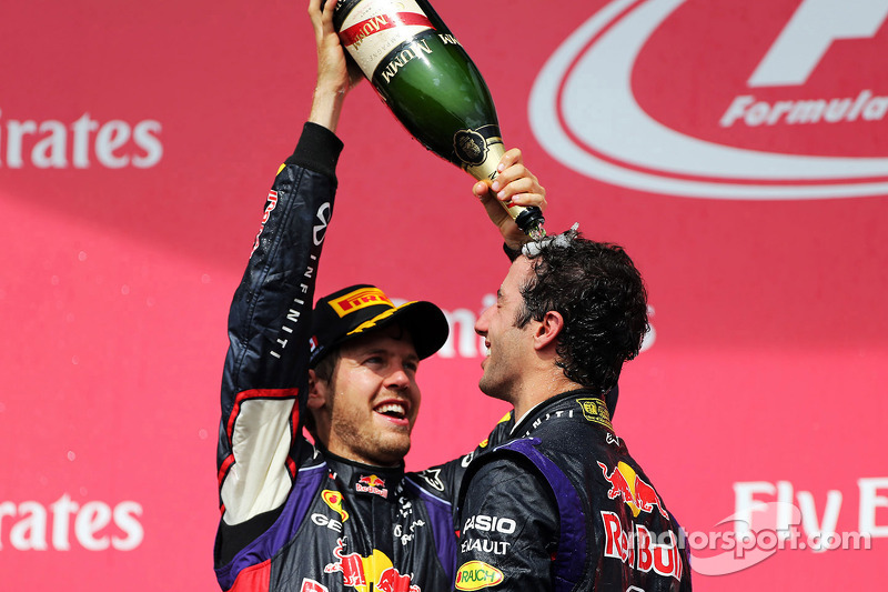 Vainqueur: Daniel Ricciardo, Red Bull Racing heureux avec Sebastian Vettel, Red Bull Racing sur le podium