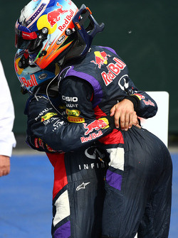 3e plaats Sebastian Vettel, Red Bull Racing, met 1e plaats Daniel Ricciardo, Red Bull Racing RB10