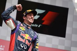 Vencedor da corrida Daniel Ricciardo, Red Bull Racing celebra no pódio