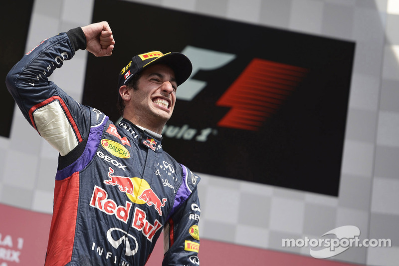 Yarış galibi Daniel Ricciardo, Red Bull Racing podyumda kutlama yapıyor