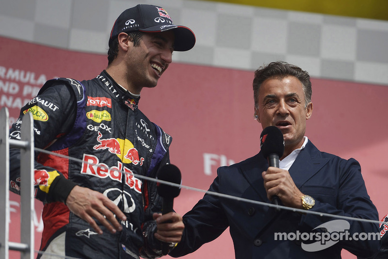 Vencedor da corrida Daniel Ricciardo, Red Bull Racing com Jean Alesi, no pódio