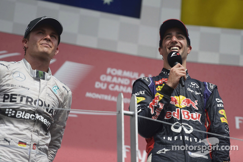 Yarış galibi Daniel Ricciardo, Red Bull Racing podyumda ve Nico Rosberg, Mercedes AMG F1 (Sol)