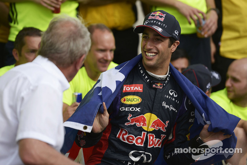 Yarış galibi Daniel Ricciardo, Red Bull Racing kutlama yapıyor ve Dr Helmut Marko, Red Bull Motorspo