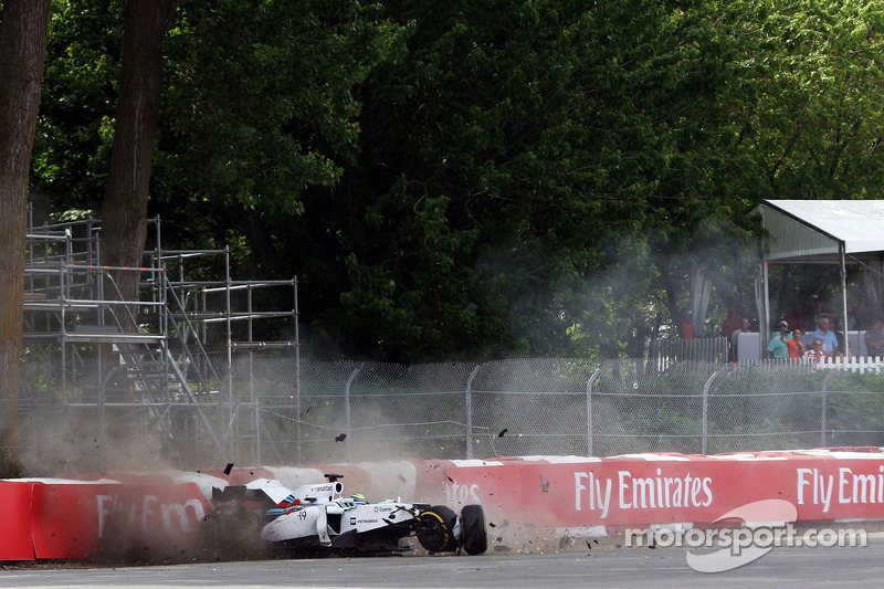 Felipe Massa, Williams FW36 yarışın son turunda kaza yapıyor