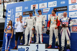 领奖台: 比赛获胜者 Ma Qing Hua, 第二名 Yvan Muller, 第三名 Mehdi Bennani