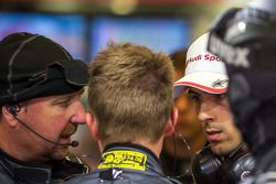 Lucas Di Grassi talking to Brad Kettler following Loic Duval's crash