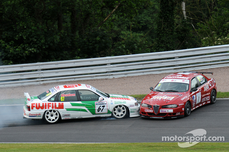 Tony Absolom, Vauxhall Cavalier s'accroche avec Steven Dymoke Alfa Romeo 156