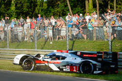 Crash for #1 Audi Sport Team Joest Audi R18 E-Tron Quattro: Lucas Di Grassi, Marc Gene, Tom Kristensen