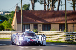 #20 Porsche Team Porsche 919 Hybrid: Timo Bernhard, Mark Webber, Brendon Hartley