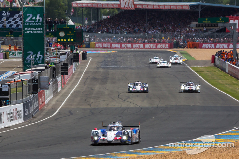 Alla fine del giro 2, LMP1 conduce la #7 Toyota Racing Toyota TS 040 - Hybrid: Alexander Wurz, Stéph
