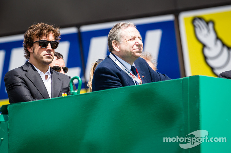 Fernando Alonso e Jean Todt watch the race from the starter stand