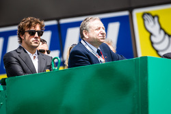 Fernando Alonso et Jean Todt regardent la course depuis la tribune